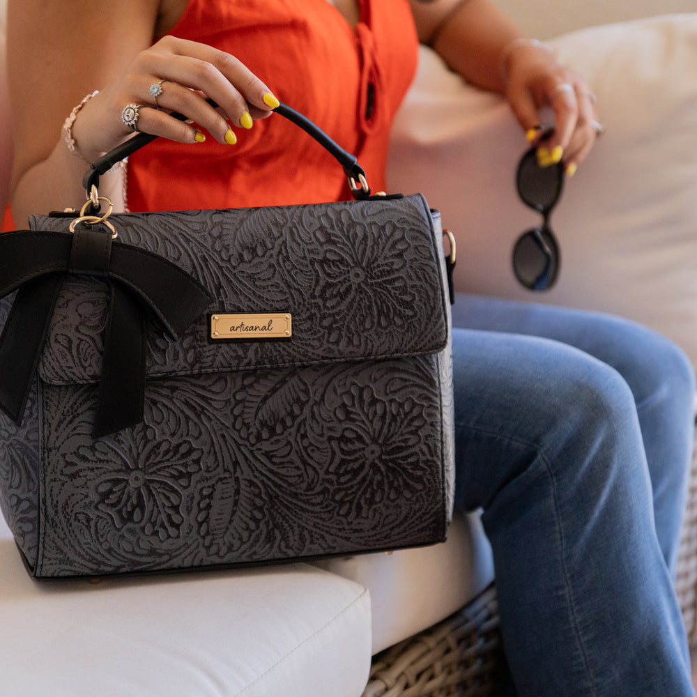 
                  
                    Grey/ Black Bow with Cincelado
                  
                