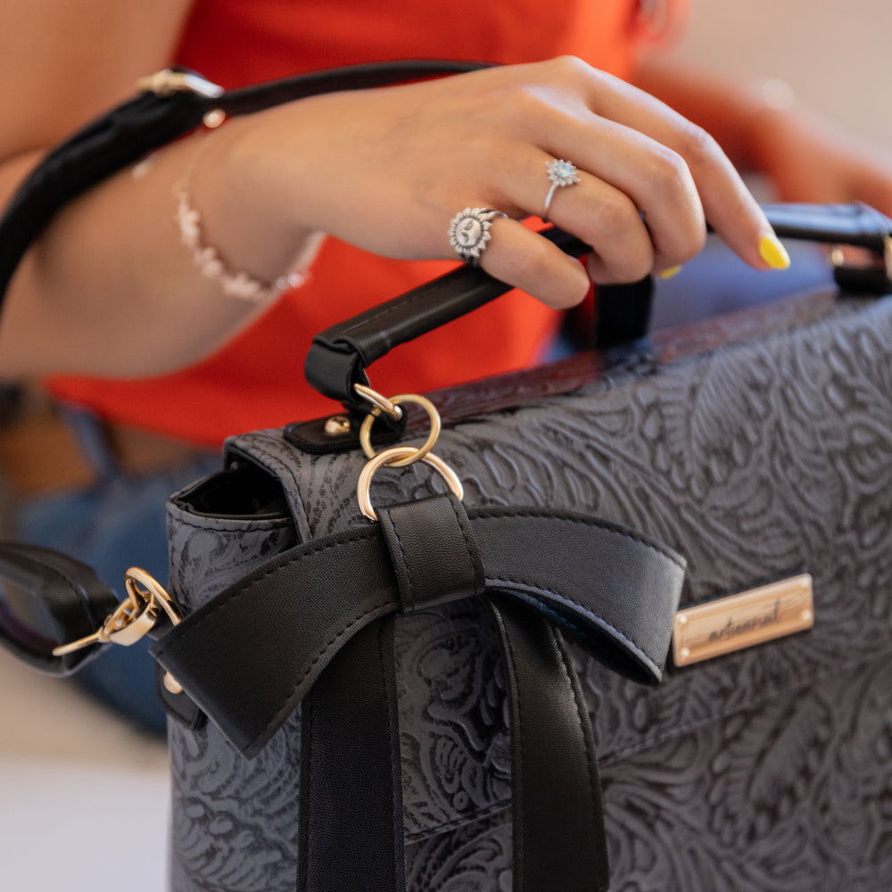 
                  
                    Grey/ Black Bow with Cincelado
                  
                