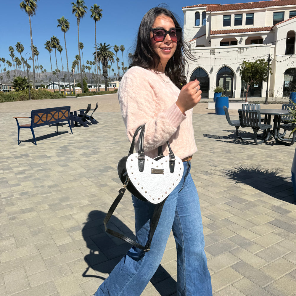 
                  
                    White Heart with Cincelado
                  
                