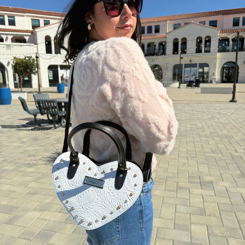 
                  
                    White Heart with Cincelado
                  
                