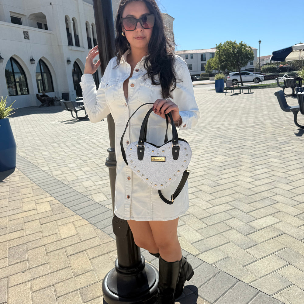 
                  
                    White Heart with Cincelado
                  
                