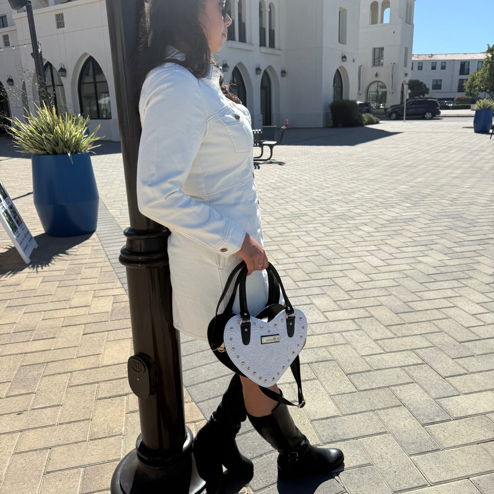 
                  
                    White Heart with Cincelado
                  
                